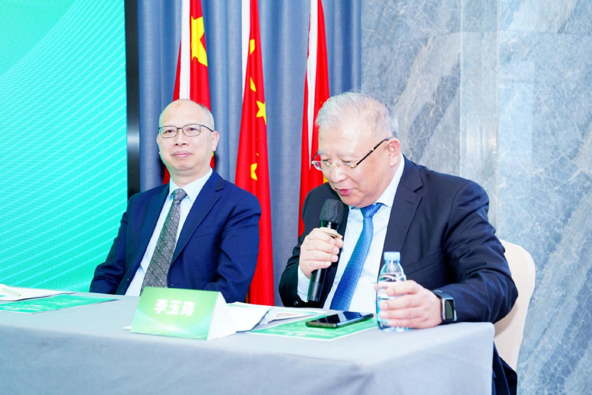 8-李玉瑋主任和湯獻忠主任主持會議.png